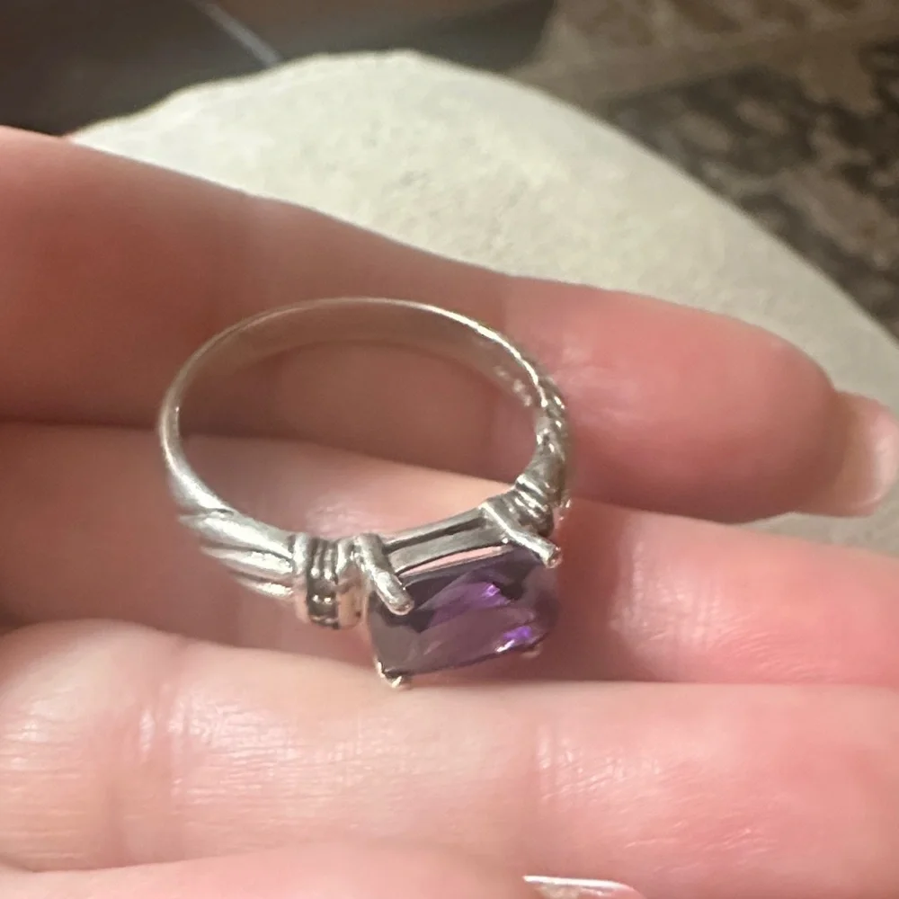 Elegant Silver and Purple Gemstone Ring - Picture 4 of 4